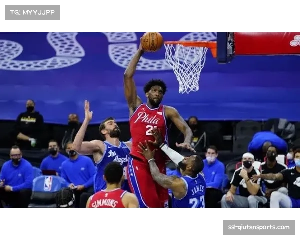 “特写：恩比德封盖后怒吼，点燃费城主场的季后赛氛围”